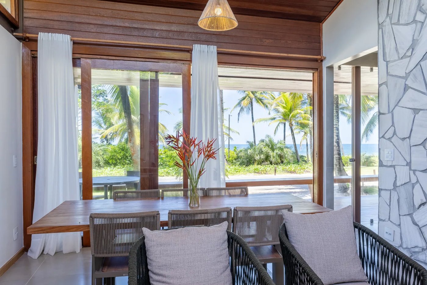 Interior de uma das unidades do Alma Maraú, com vista para o mar